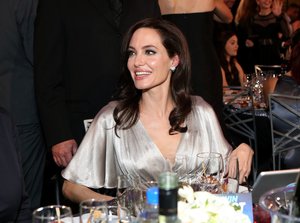 Мөнгөлөг даашинзаар гоёсон Анжелина Жоли